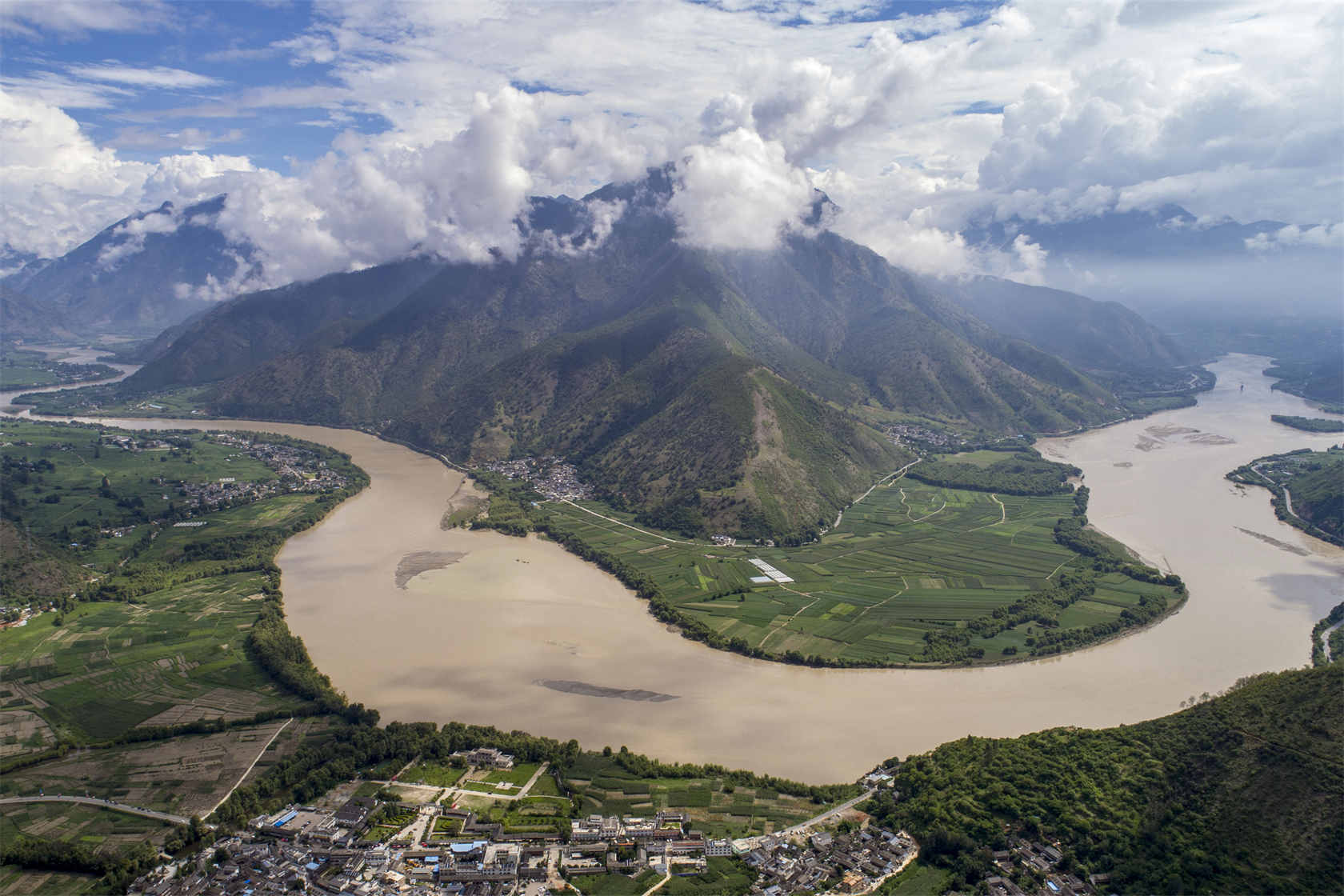 The first bend of the Yangtze River Tour