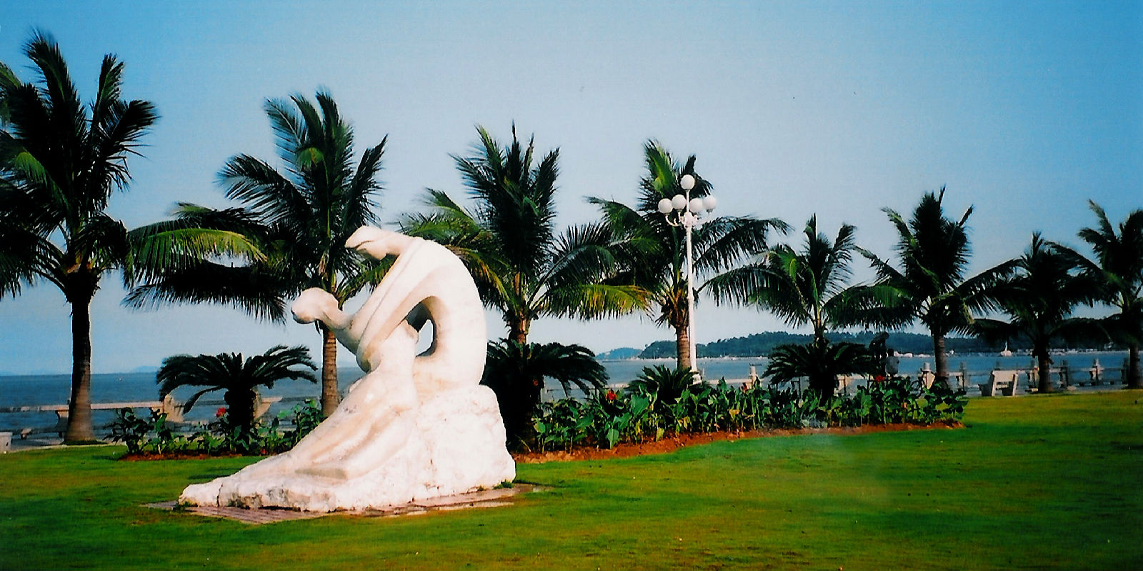 Zhuhai Private Day Tour: Zhuhai Opera House, Fisher Girl Statue, Xianglu Bay & Jingshan Park