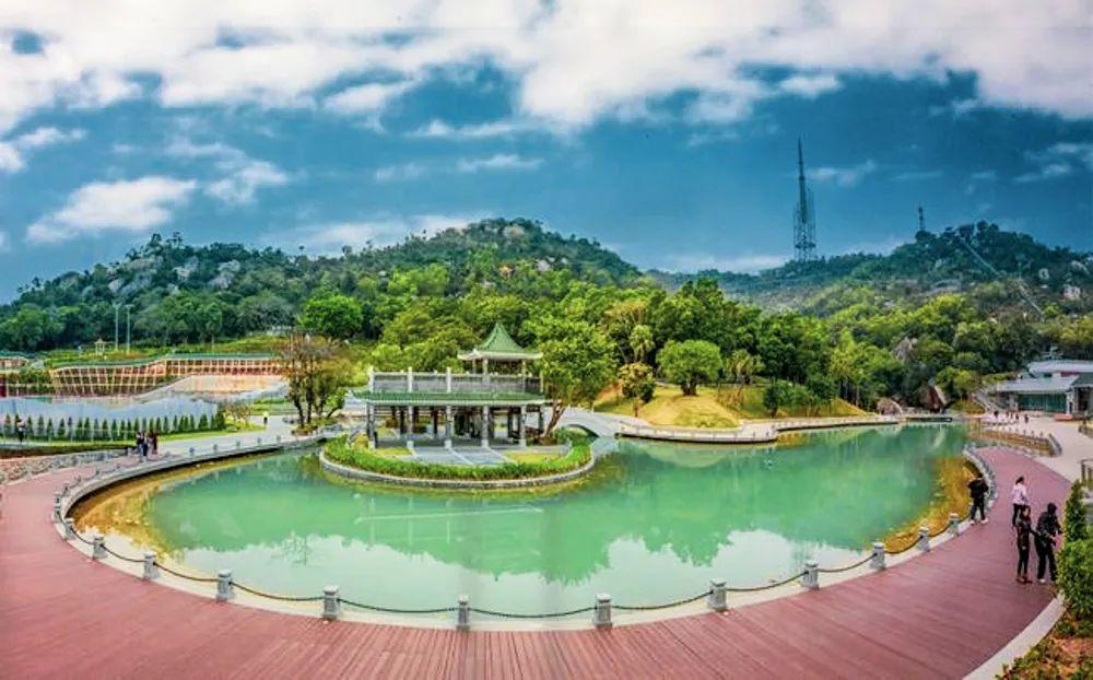 Zhuhai Private Day Tour: Hong Kong-Zhuhai-Macao Bridge, New Yuanming Palace & Macau Island Cruise Experience